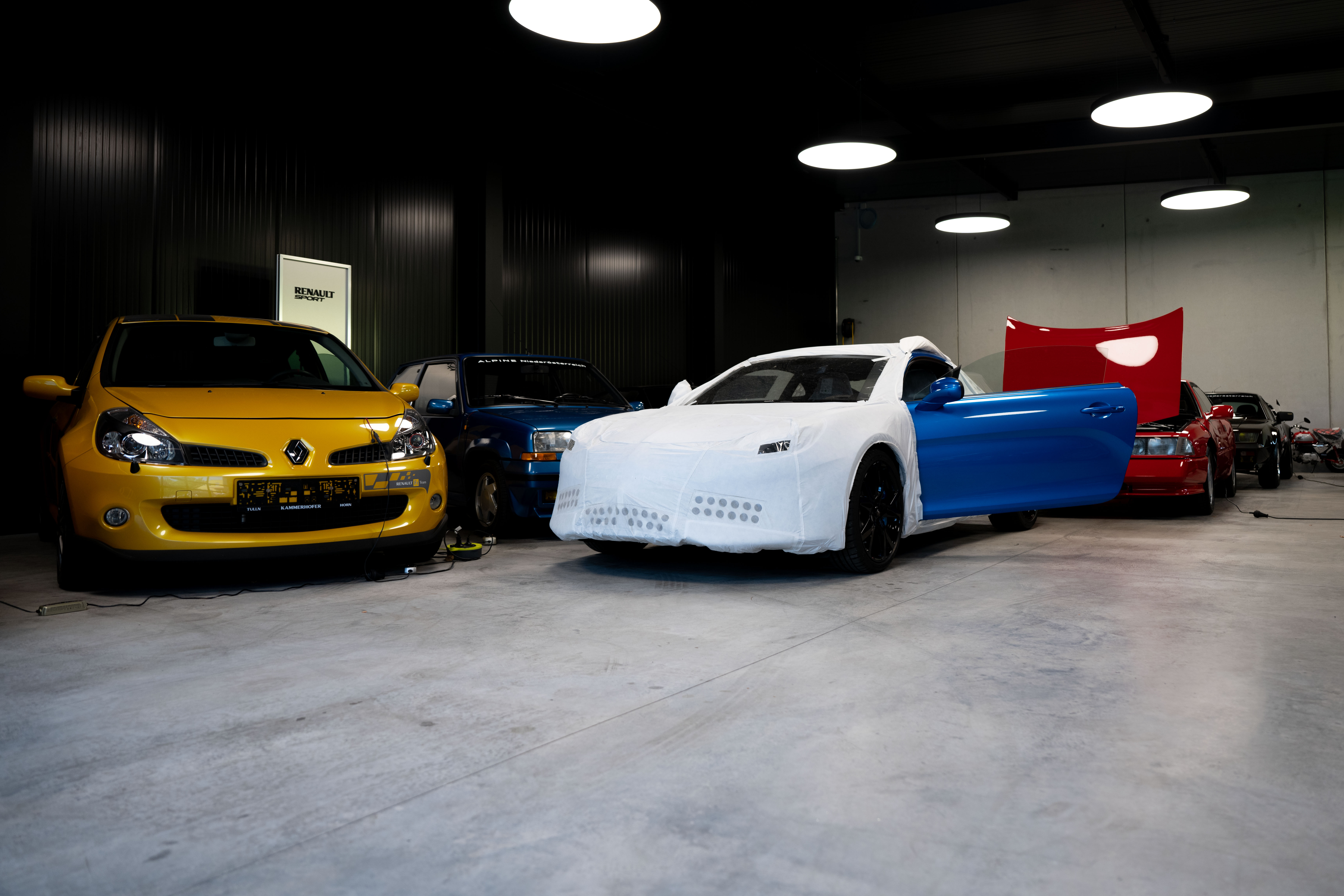 Eine Garage mit Oldtimern, Youngtimern und Sportwagen