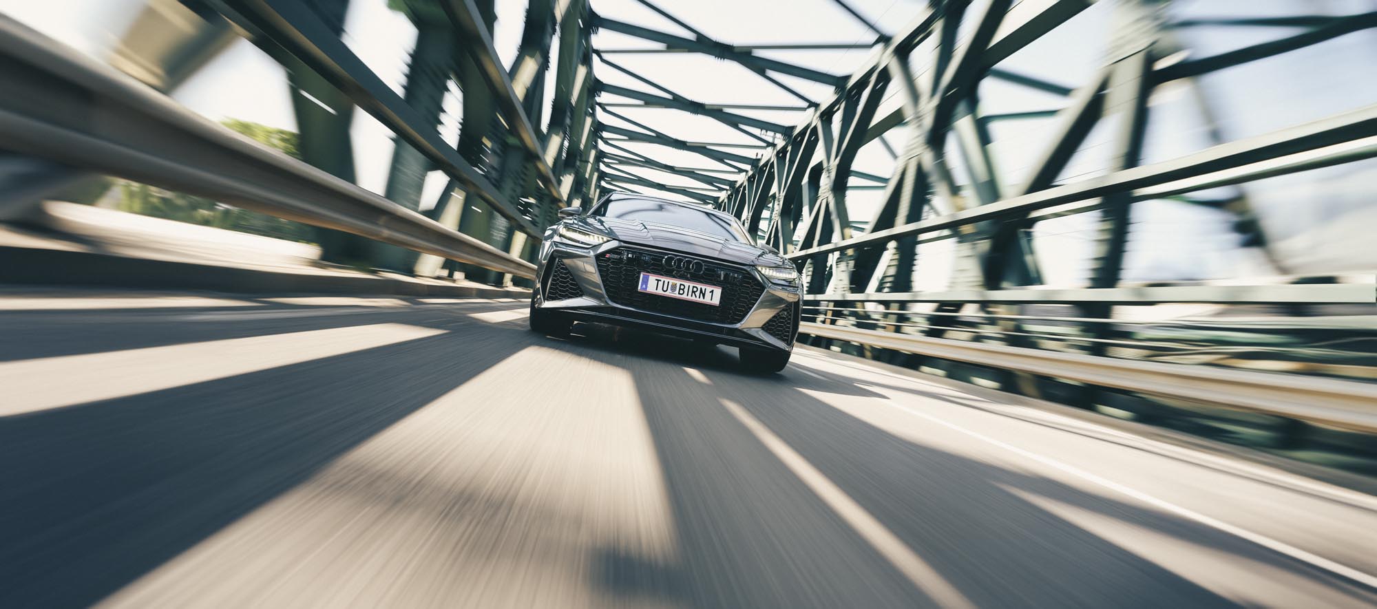 Audi RS6 Performance auf einer Brücke