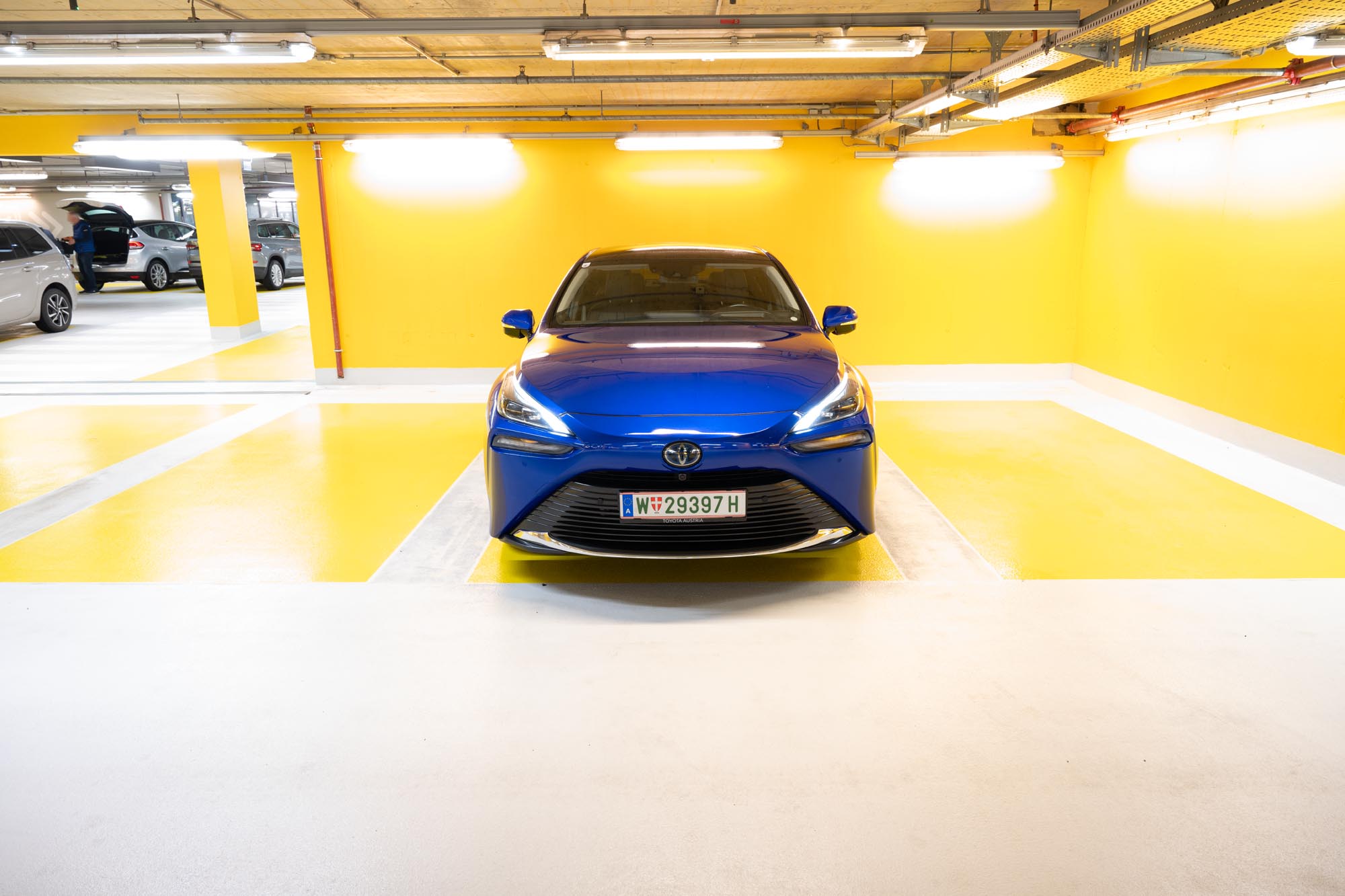 Toyota Mirai Wasserstoffauto in einem unterirdischen Parkhaus.