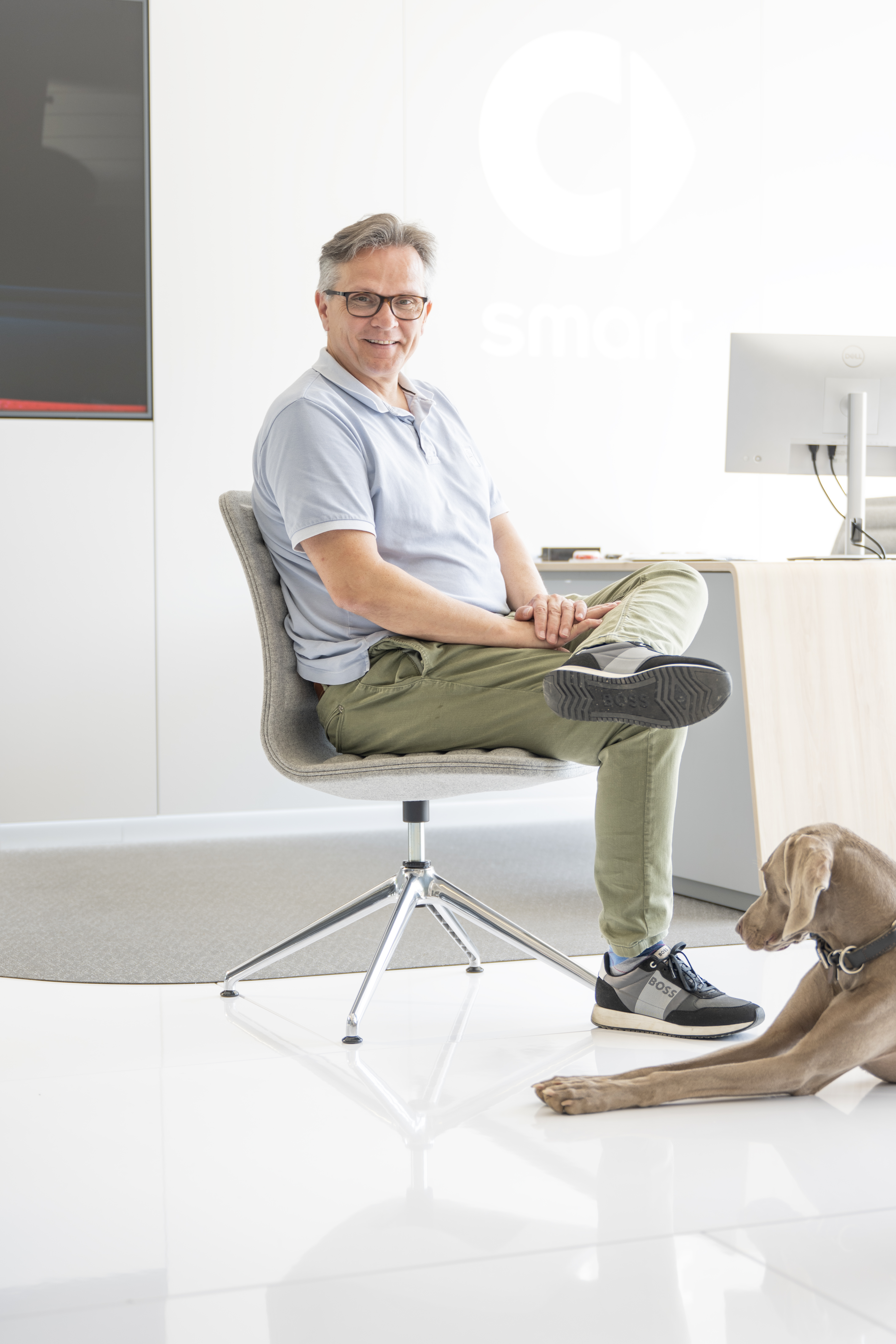 Wolfgang Hummel mit seinem Hund im Büro
