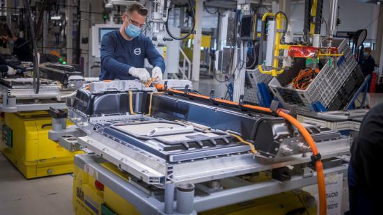 Montage einer Volvo Elektroauto Batterie im Werk. © Volvo