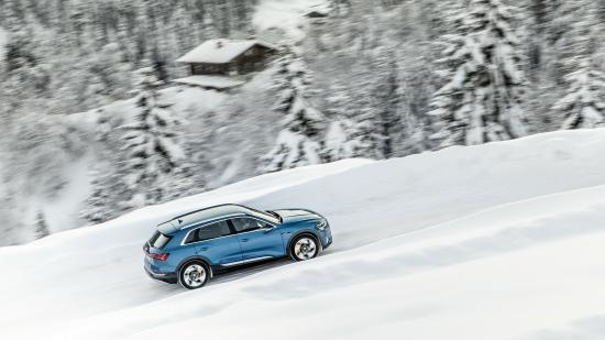 Ein Audi Q8 e-tron auf einer Schneefahrbahn in Skandinavien