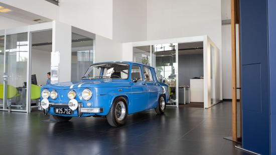 Ein restaurierter Renault 8 Gordini in einem Autohaus