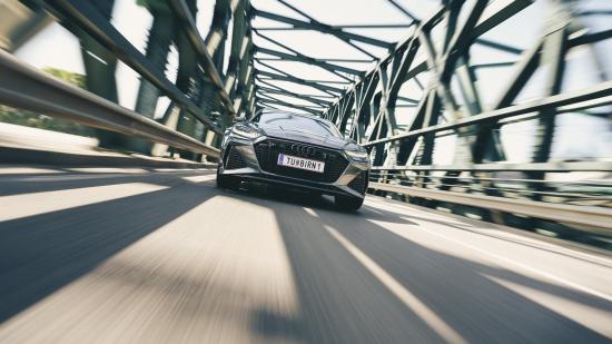 Ein Audi RS6 Performance auf der Donaubrücke in Tulln