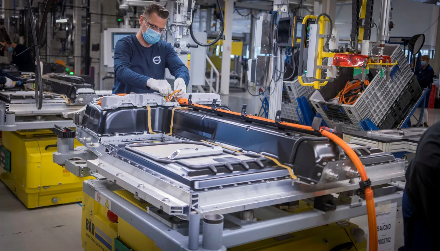 Montage einer Volvo Elektroauto Batterie im Werk. © Volvo
