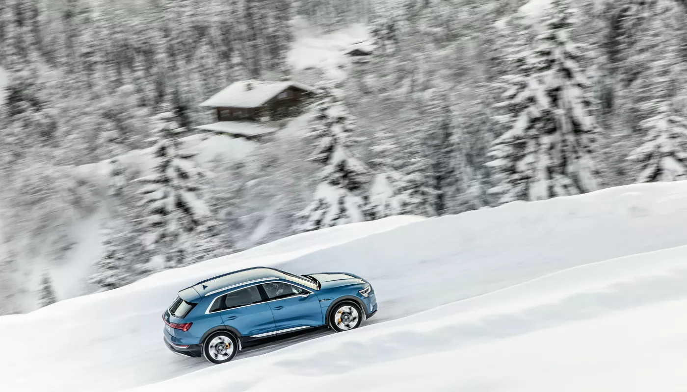 Ein Audi Q8 e-tron auf einer Schneefahrbahn in Skandinavien